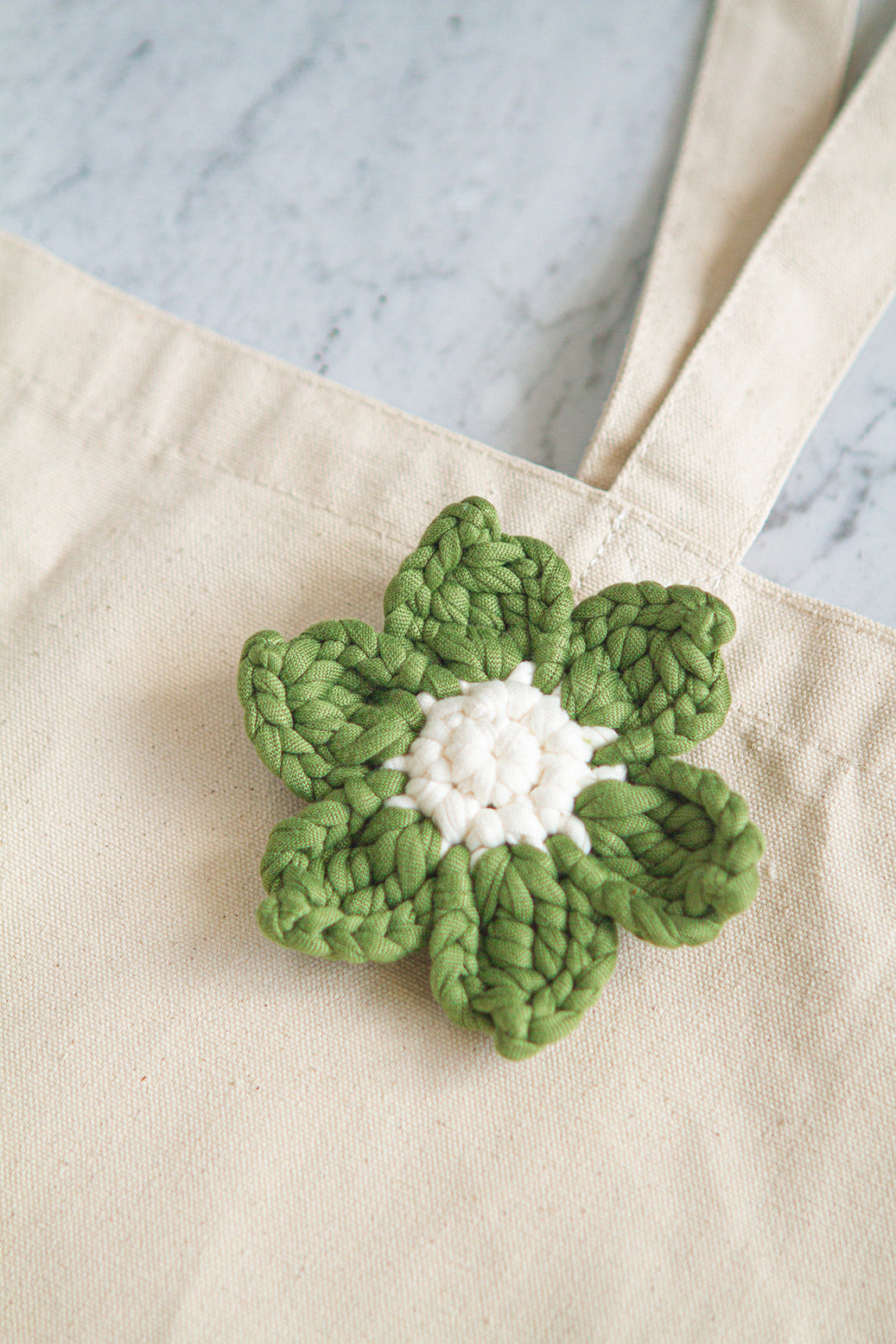 Green & White Flower Keychain